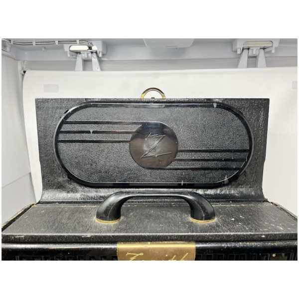 Vintage ZENITH Long Distance Tube Radio - Image 6